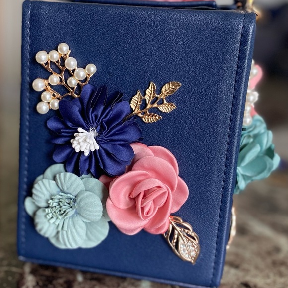 ✨Host Pick✨Pearl & Floral Bag - Picture 4 of 14